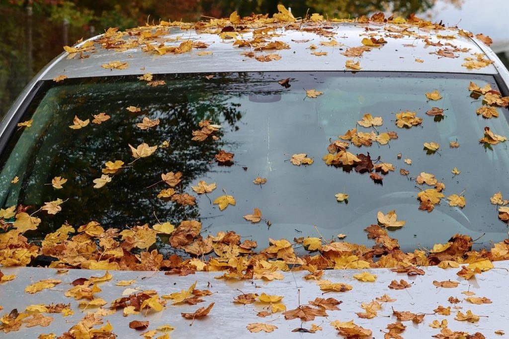 Autohoes op maat die perfect om een auto sluit voor optimale bescherming tegen vuil en weersomstandigheden