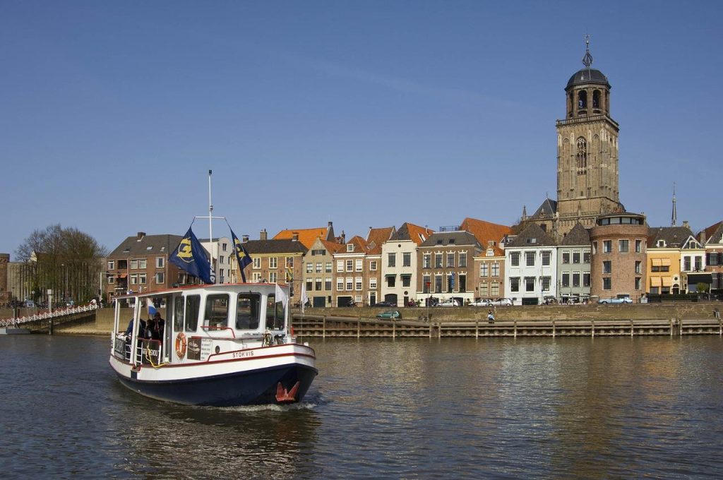 Ontdek Deventer door de ogen van de lokale gemeenschap met historische architectuur aan de IJssel
