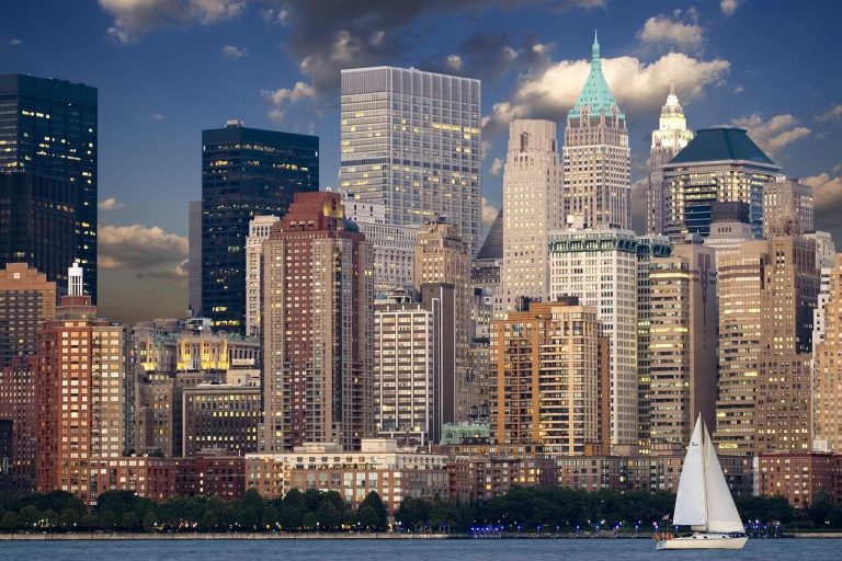 Landschapsafbeelding van Noord-Amerika met bergen, toeristische route en illustratie van unieke reiservaring met Little Ameri