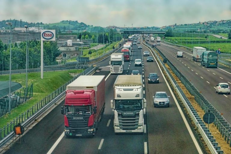 Contact Vrachtwagen gereed voor transport naar Zweden met goederen voor Stockholm, Göteborg en Malmö