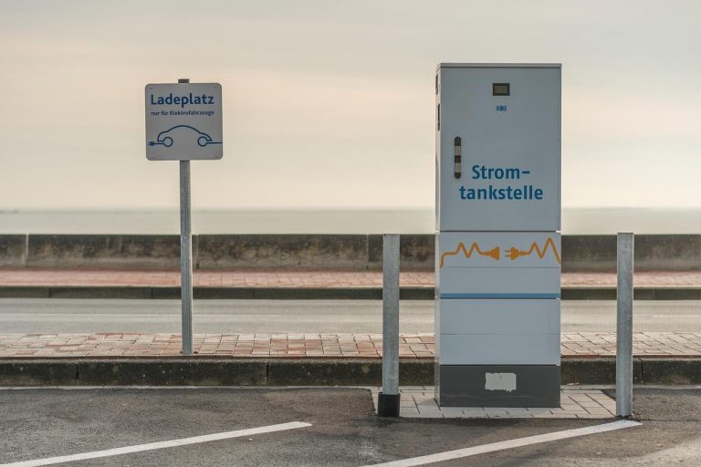 Contact Zakelijke laadoplossingen met AC en DC-laden op kantoorlocatie met meerdere laadpunten onder één beheer- en energiestrategie